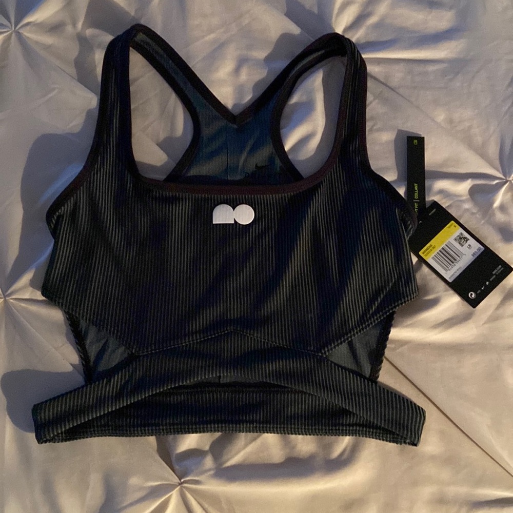 New with Tags Woman’s Nike Dry fit top Sz Small